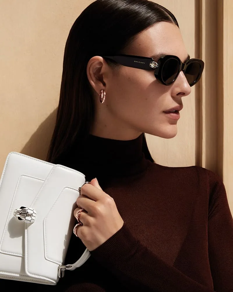 Detalle de la cabeza de serpiente en la bisagra de una montura Bvlgari Serpenti