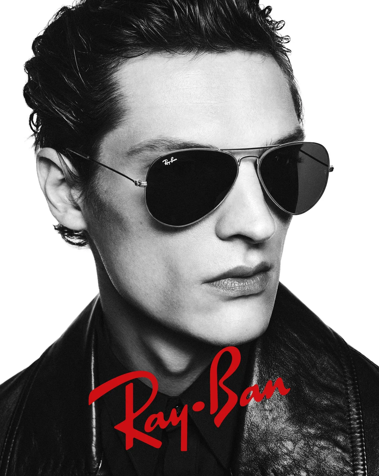 Detalle del grabado RB y la bisagra de una montura Ray-Ban