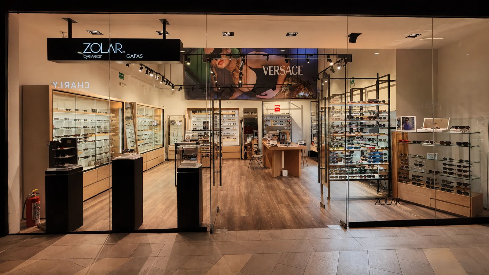 Interior de la tienda Zolar en Forum Culiacán, Culiacán