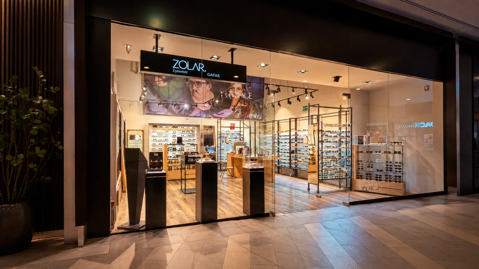 Interior de la tienda Zolar en Forum Culiacán, Culiacán